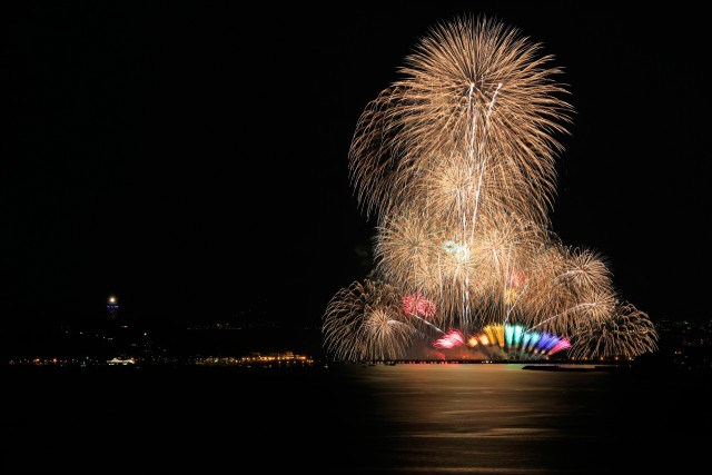 江の島「花火と江の島のコラボレーション」